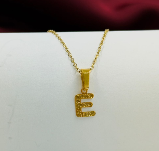 CADENA DIJE ACERO INOXIDABLE LETRA E DORADO