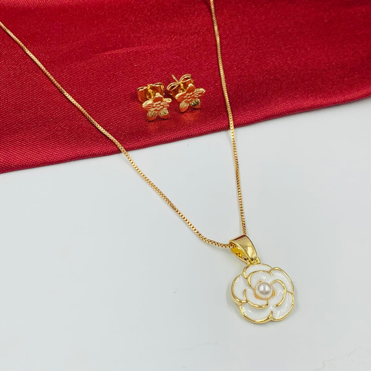 JUEGO RODIO FLOR BLANCA TIPO ROSA PERLA