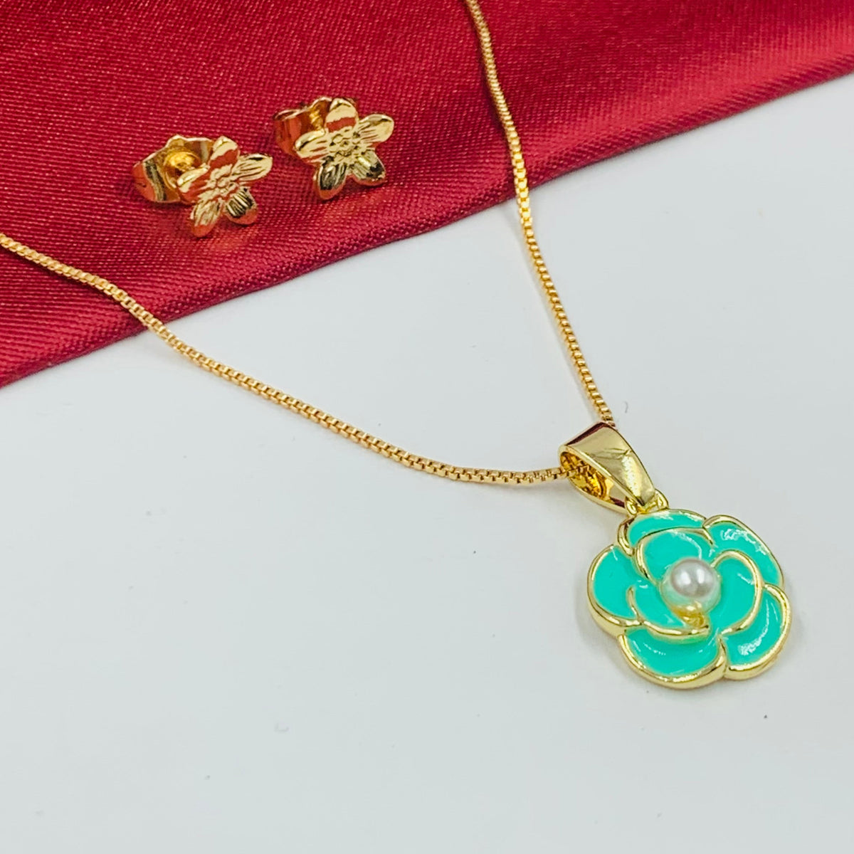 JUEGO RODIO FLOR VERDE TIPO ROSA PERLA DORADO