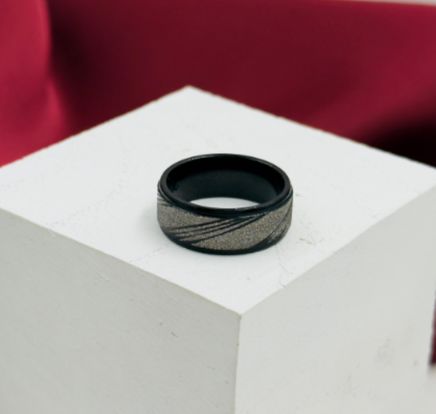 ANILLO ACERO INOXIDABLE NEGRO LINEAS PLATIZADAS