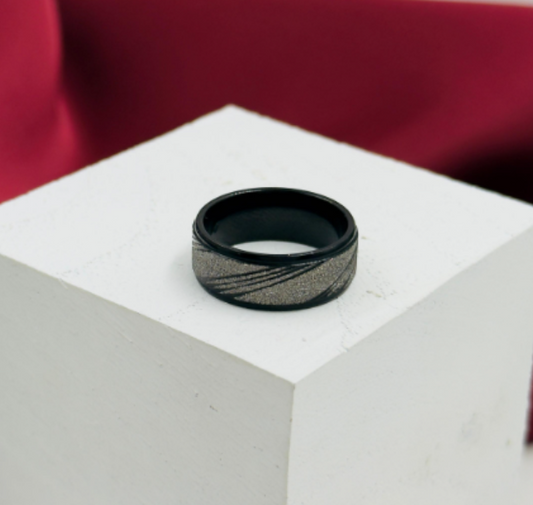 ANILLO ACERO INOXIDABLE NEGRO LINEAS PLATIZADAS
