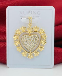 DIJE RODIOM CORAZON RODEADO LLAMAS DORADO