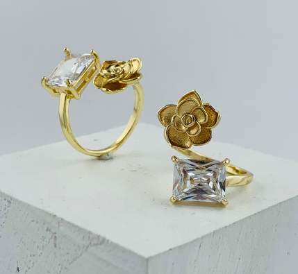 ANILLO RODIO PERLA CUADRADA BLANCA FLOR DORADO