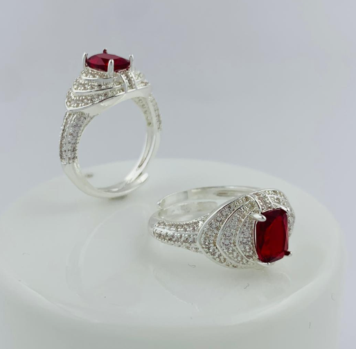 ANILLO RODIO PLATIZADO CIRCON ROJO CUADRADO CENTRO