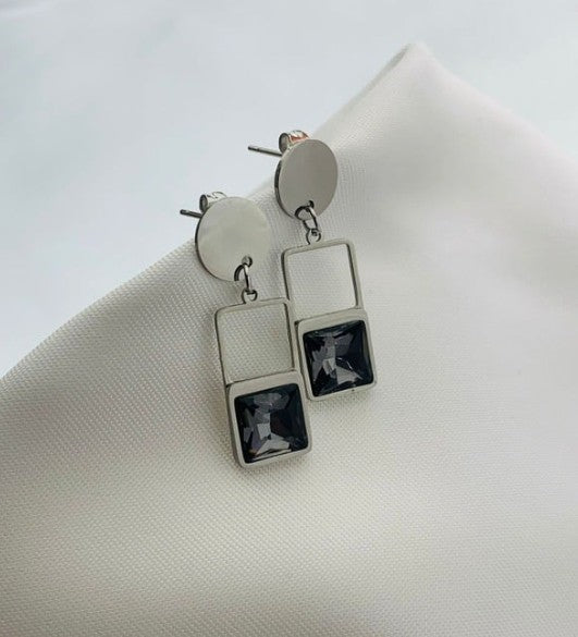 ARETE CUADRADO CIRCON NEGRO EN ACERO