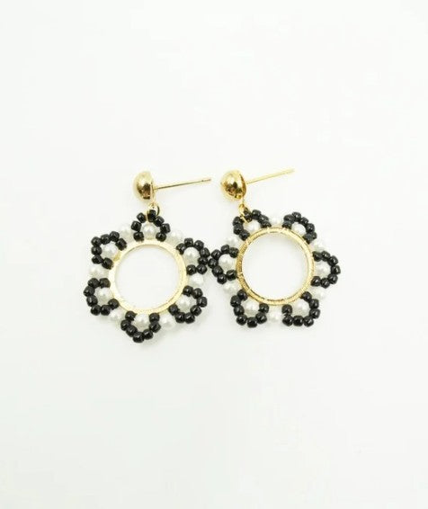 ARETES TEJIDOS BLANCO CON NEGRO