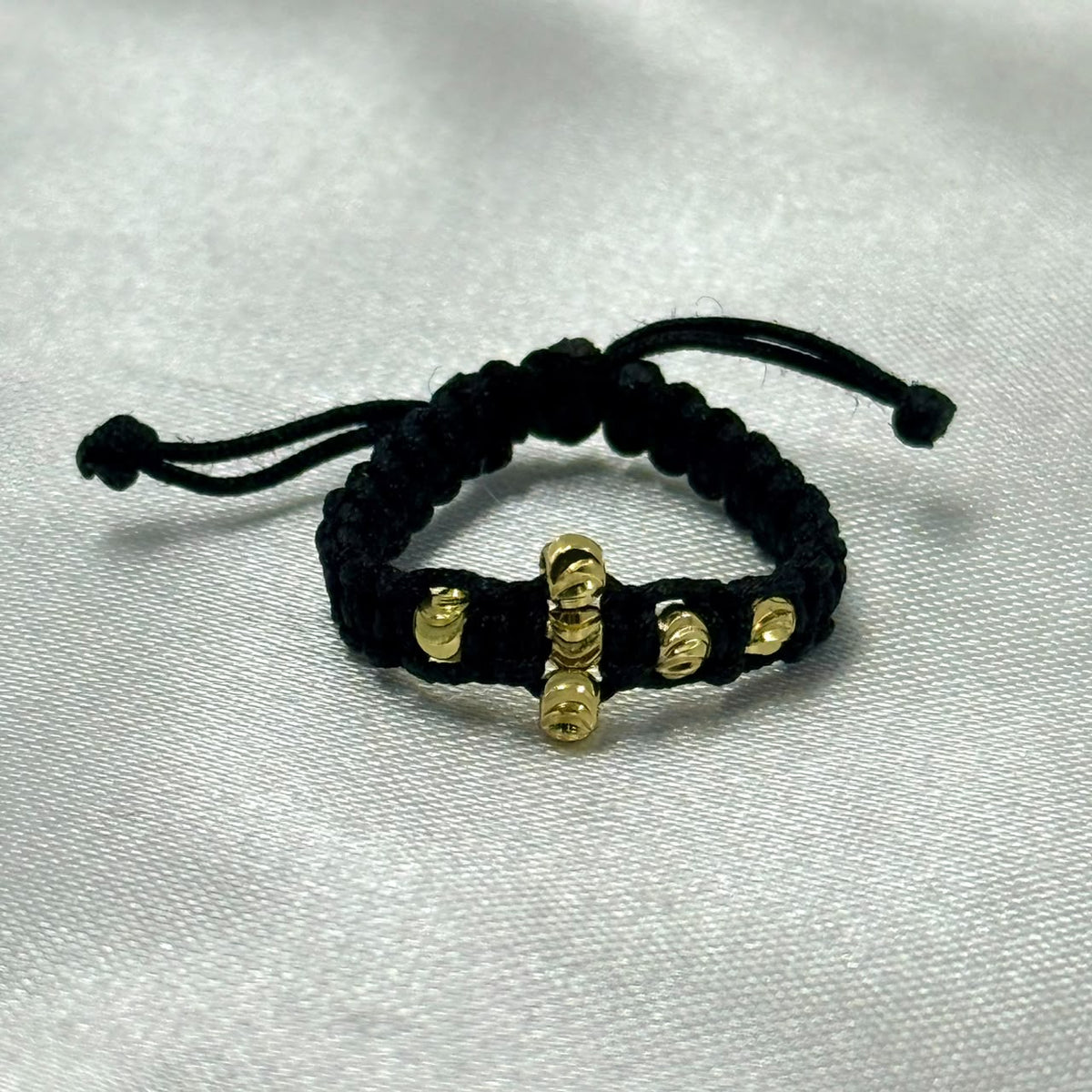 ANILLO RODIO TEJIDO NEGRO CRUZ DIAMANTADO DORADO